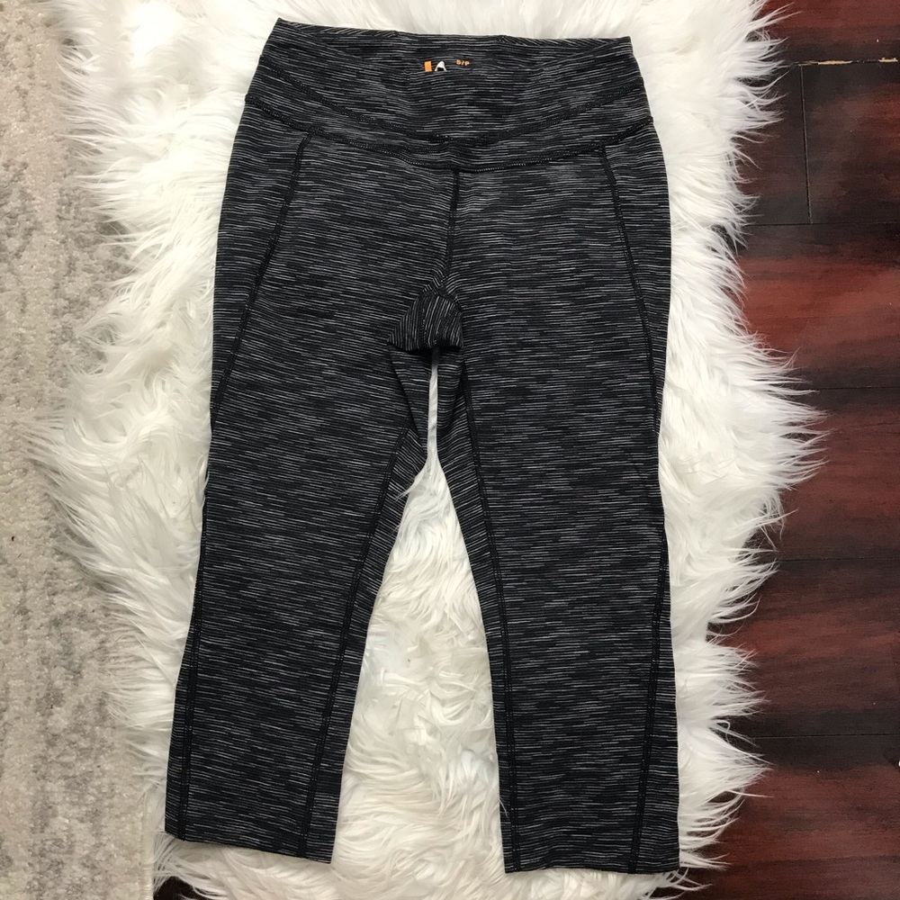 Lucy Heather Gray Black Capri Workout Leggings